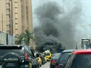 Lire la suite à propos de l’article Agression Rwandaise : deux véhicules de la Monusco brûlés par des manifestants devant l’ambassade des USA à Kinshasa 