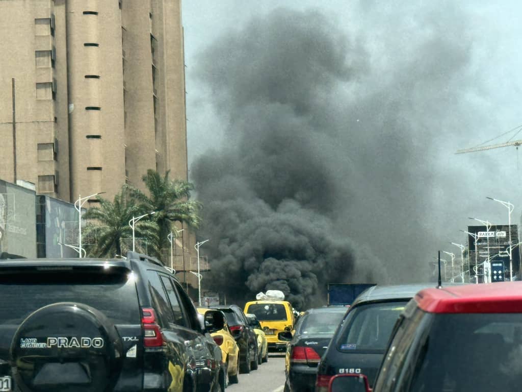 Lire la suite à propos de l’article Agression Rwandaise : deux véhicules de la Monusco brûlés par des manifestants devant l’ambassade des USA à Kinshasa 