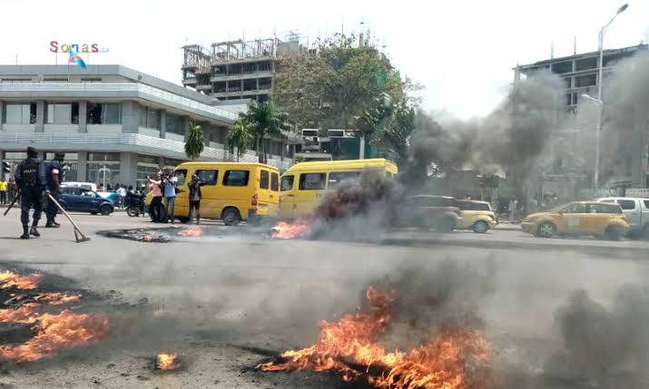Lire la suite à propos de l’article Agression Rwandaise : Des mouvements citoyens brûlent les pneus devant l’ambassade du Royaume-Uni accusé de complicité avec Kigali