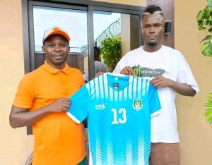 Lire la suite à propos de l’article Mercato : le défenseur Nzungu Mafwana signe son retour à l’OC Renaissance après un passage chez le rivale de aile Mukuna
