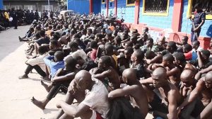 Lire la suite à propos de l’article Kinshasa : La police a présenté 520 kulunas arrêtés lors d’un bouclage nocturne