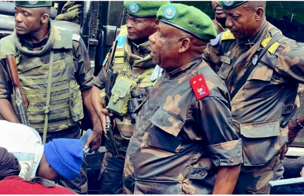 You are currently viewing Nord-Kivu : en mission à Nzulo, le gouverneur militaire promet des actions concrètes après l’assassinat de deux déplacés par un agent de police