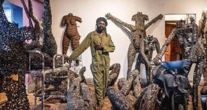 Lire la suite à propos de l’article Culture : la France honore L’artiste plasticien congolais Freddy Tsimba 