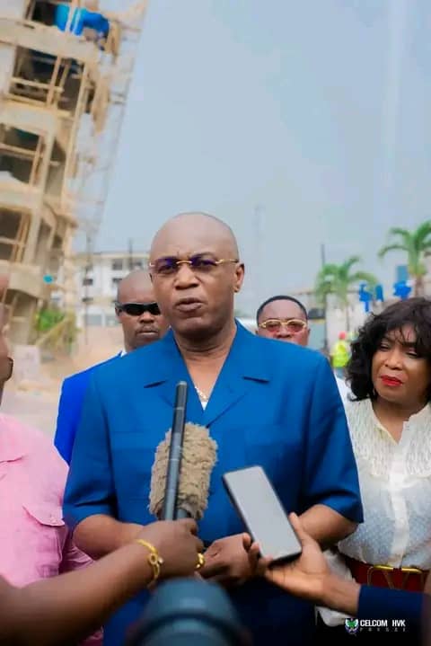 Lire la suite à propos de l’article Kinshasa : Gentiny Ngobila ordonne la destruction immédiate de l’immeuble affaissé