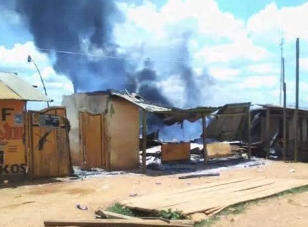 You are currently viewing Mambasa : 2 morts et plusieurs habitations incendiées suite à un conflit des limites coutumières