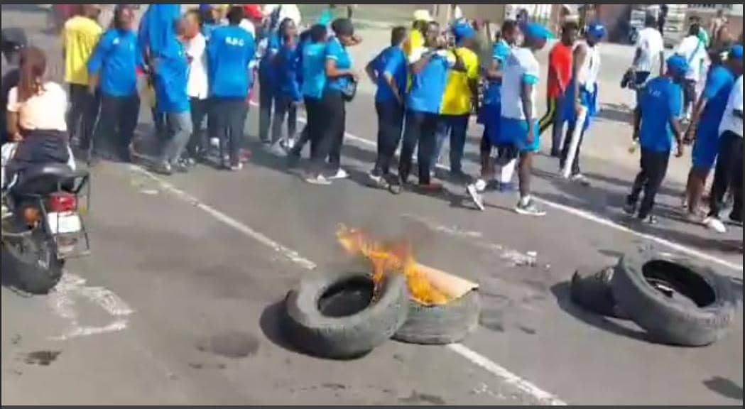 Lire la suite à propos de l’article Sport : les athlètes congolais ayant participé aux 13è Jeux Africains dans la rue ce lundi à Kinshasa pour exiger le paiement de leurs frais de mission 