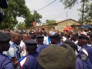 Lire la suite à propos de l’article Lubumbashi : la marche des supporters de TP Mazembe réclamant aupres du ministre des finances la subvention de l’État étouffée par la police