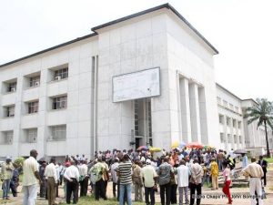 Lire la suite à propos de l’article RDC : les fonctionnaires menacent de grever si la paie de mars n’intervient pas durant les 5 premiers jours du mois d’avril