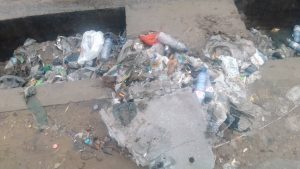 Lire la suite à propos de l’article Kinshasa : les caniveaux du tronçon Landu-bayaka bouchés à la suite de leur transformation en décharge publique