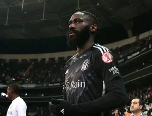 Lire la suite à propos de l’article Super Lig : Masuaku titulaire et Besiktas chute à Fenerbahçe