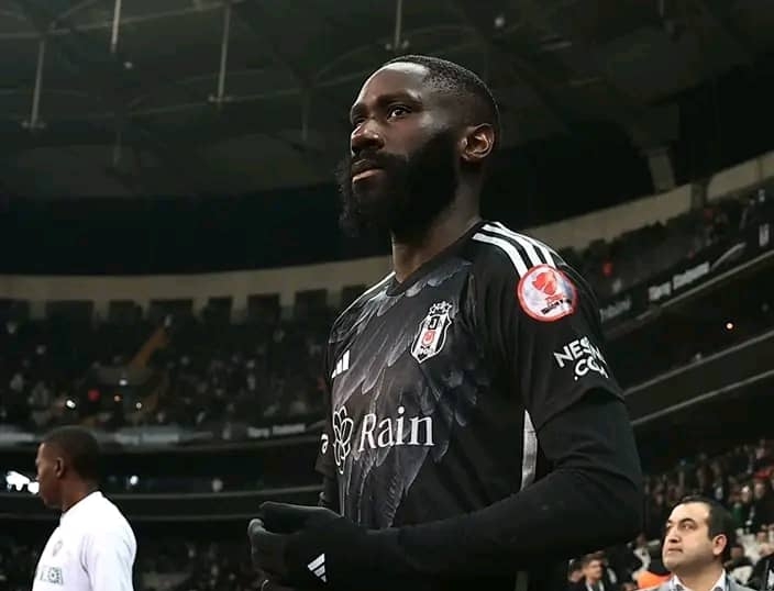 Lire la suite à propos de l’article Super Lig : Masuaku titulaire et Besiktas chute à Fenerbahçe