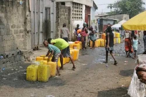 You are currently viewing Kinshasa : pénurie d’eau potable dans certains quartiers de Kimbanseke, la population appelle à l’implication des responsables de la Regideso