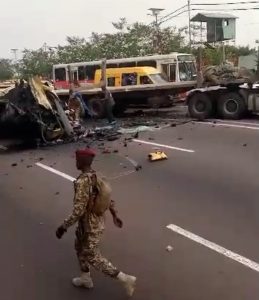 Lire la suite à propos de l’article Accident de circulation près de l’aéroport de N’djili: le bourgmestre de la N’sele dresse un bilan provisoire de 13 morts