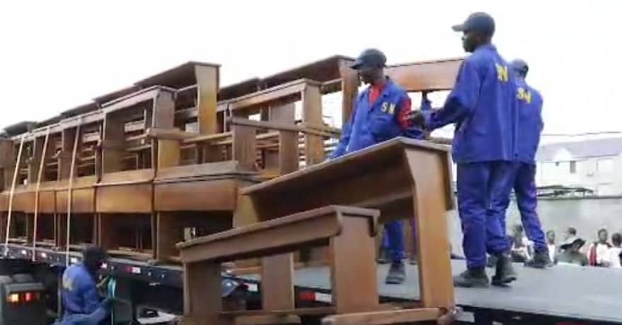Lire la suite à propos de l’article Kinshasa : le service national remet 500 bancs au Complexe Scolaire Mokengeli à Lemba