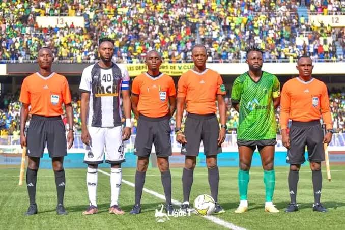 Lire la suite à propos de l’article Linafoot : l’arbitre Martin Mukala écopé de 6 mois de suspension après son bourde lors du derby VCLUB-Mazembe