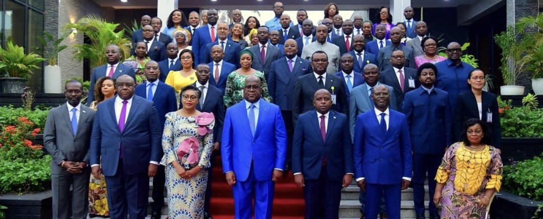 You are currently viewing RDC : Steve Mbikayi critique les cérémonies de remise et reprise dans différents ministères
