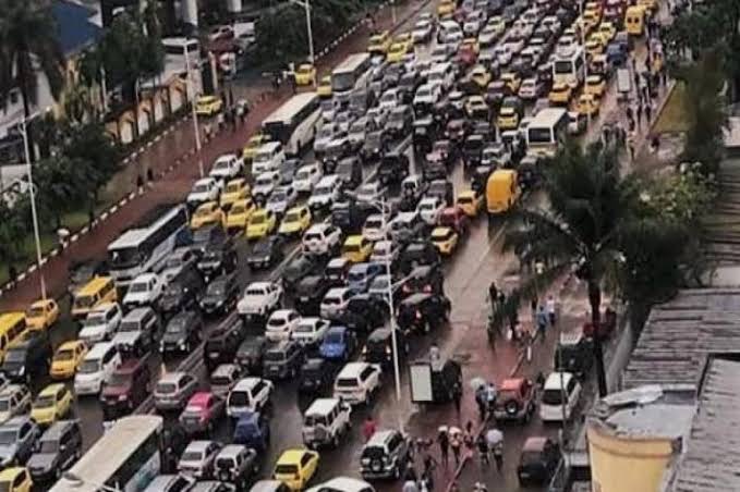You are currently viewing Kinshasa : Embouteillage irrespirable au boulevard du 30 juin