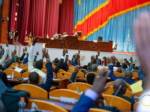 Lire la suite à propos de l’article RDC : Selon le CNPAV, la loi de finances 2024 fixe le salaire d’un député national à 9.361 USD