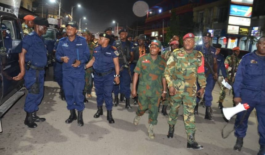 Lire la suite à propos de l’article RDC : Renforcement des policiers et militaires pour des patrouilles mixtes à Kinshasa