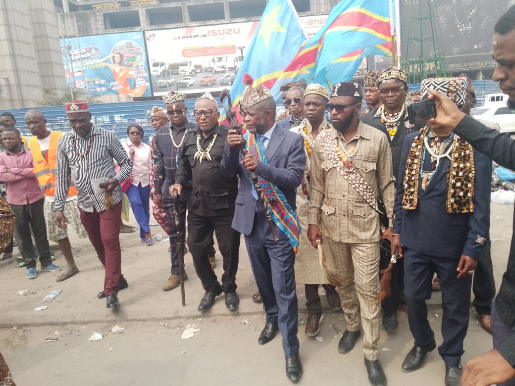 Lire la suite à propos de l’article Guerre dans l’Est de la RDC : les chefs coutumiers de Kinshasa en sit-in devant l’ambassade des États-Unis
