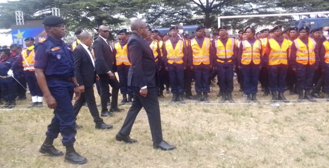 You are currently viewing Cérémonie de prise d’armes à Kinshasa : Jacquemain Shabani déterminé à professionnaliser et améliorer la vie des policiers