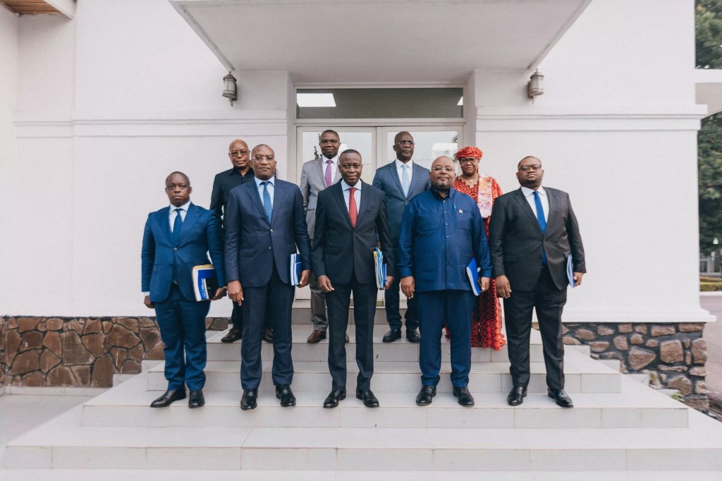 Lire la suite à propos de l’article Stabilisation du franc congolais : Première réunion du comité de conjoncture économique présidée par Judith Suminwa