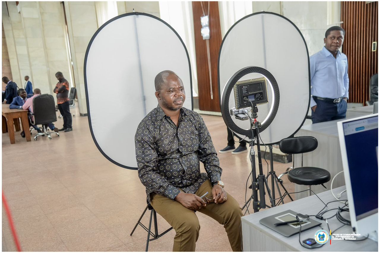 Lire la suite à propos de l’article RDC : Jean-Claude Tshilumbayi lance l’opération de délivrance du passeport diplomatique aux députés nationaux