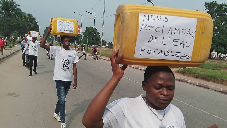 Lire la suite à propos de l’article Kananga : Pénurie d’eau potable, la LUCHA dans la rue pour protester contre la REGIDESO 