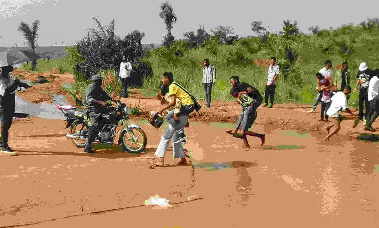 You are currently viewing Kasaï-Central : des étudiants de l’UNIKAN confrontés aux difficultés pour accéder au site de Katambayi