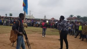 Lire la suite à propos de l’article Nord-Kivu : réclamant une formation militaire accélérée, des jeunes volontaires passent leur première nuit dans un stade à Beni