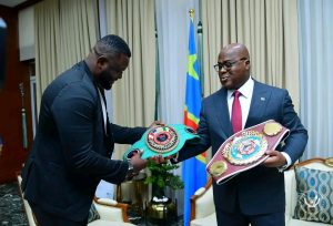 Lire la suite à propos de l’article RDC/Boxe: Martin Bakole présente ses ceintures gagnées à Félix Tshisekedi