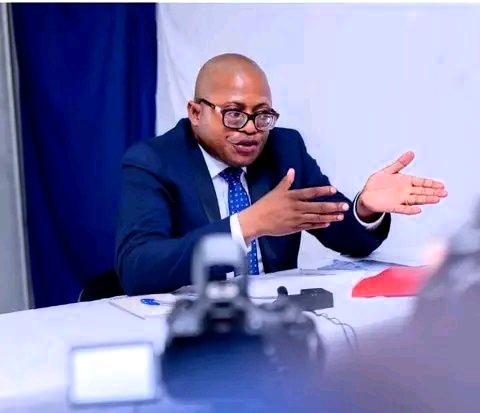 Lire la suite à propos de l’article Drame au stade de martyrs : le journaliste Joël Cadet Ndanga relâché, 2 jours après son interpellation
