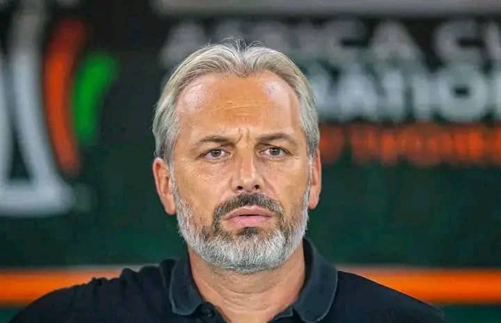Lire la suite à propos de l’article Football : impayé depuis 6 mois , Sébastien Desabre va toucher 426.000$ d’arriérés