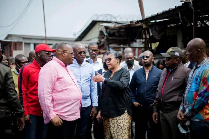 Lire la suite à propos de l’article Kinshasa/incendie au marché de liberté : Judith Suminwa au chevet des victimes