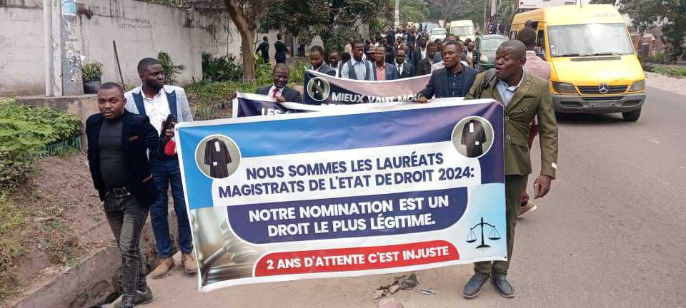 Lire la suite à propos de l’article Kinshasa : La 2è vague des magistrats ayant satisfaits au concours de nouveau dans la rue ce vendredi  pour réclamer leur nomination