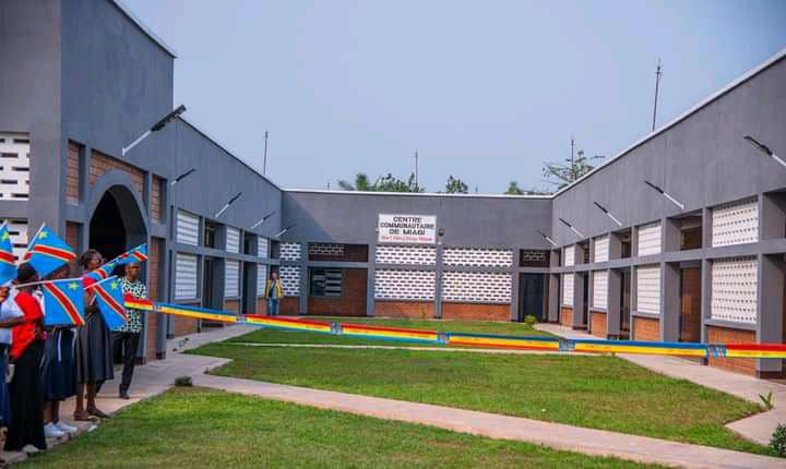 Lire la suite à propos de l’article Kasai-oriental : le gouverneur Jean-Paul Mbuebua inaugure un Centre Communautaire à Miabi