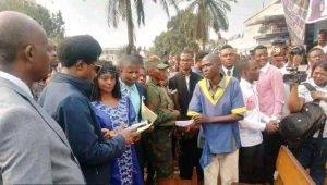 Lire la suite à propos de l’article Kasai-oriental : Plus de 120 détenus de la prison centrale de Mbuji-Mayi libérés par Constant Mutamba