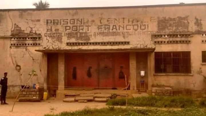 You are currently viewing Kasaï Central : La société civile du territoire de Kazumba alerte sur le délabrement des infrastructures Judiciaires
