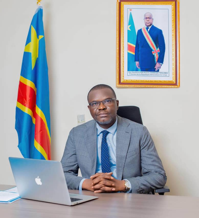 You are currently viewing Sankuru: le gouverneur Victor Kitenge publie son gouvernement de 10 membres dont deux femmes