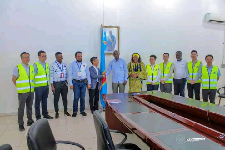 Lire la suite à propos de l’article Modernisation de l’aéroport de Mbuji-Mayi : l’entreprise CJIC fait état de l’évolution des travaux au gouverneur intérimaire