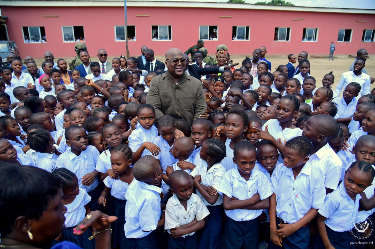 Lire la suite à propos de l’article Rentrée scolaire 2024-2025 : Le Président Tshisekedi visite les écoles Kamina et du camp Tshatshi pour vérifier la gratuité de l’enseignement de base 