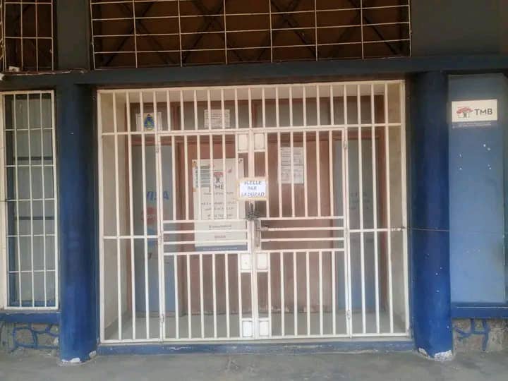 You are currently viewing Kananga : la banque TMB scellée, les clients appellent à un déblocage rapide de la situation pour leurs transactions