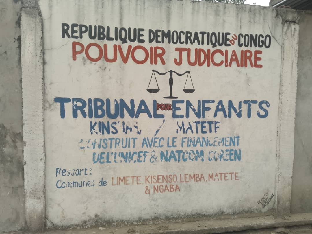Lire la suite à propos de l’article Kinshasa : le tribunal pour enfants interdit de détenir dans un même cachot des mineurs, des majeurs filles et garçons 