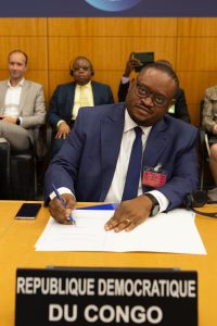 Lire la suite à propos de l’article A Paris, Doudou Fwamba signe deux conventions fiscales majeures en faveur de la RDC