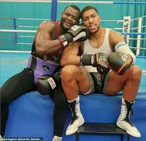 Lire la suite à propos de l’article Boxe : Antony Joshua prêt à Affronter Martin Bakole au stade Tata Raphaël