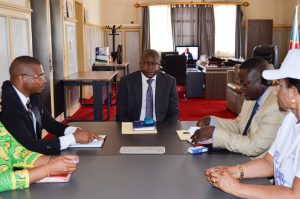 Lire la suite à propos de l’article Kasaï-Central : la réparation des Victimes Kamuina Nsapu au centre des échanges entre Le FONAREV et Gouverneur Moïse Kambulu