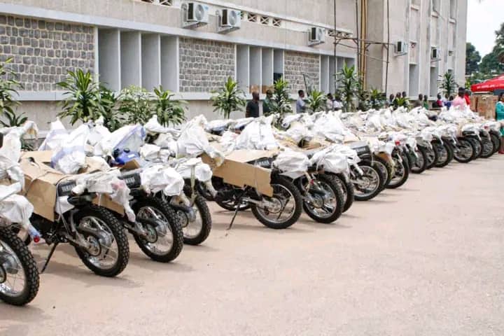 You are currently viewing Kasaï Central: la banque mondiale offre 100 motos à la régie financière de la province 