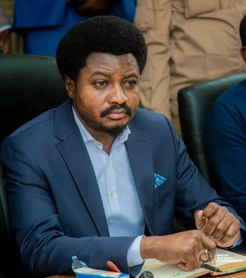 You are currently viewing Justice : Mutamba ordonne la suspension des agents de la police qui se sont introduits par effraction au domicile de Patrick Lokala