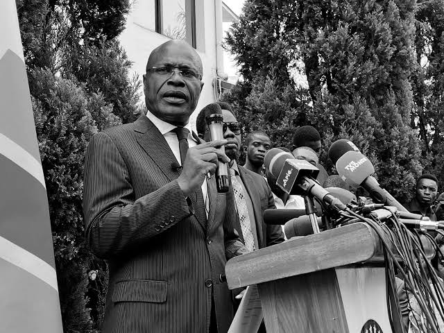 You are currently viewing RDC:  » la place de Seth Kikuni n’est pas dans une cellule de prison mais auprès de sa famille » (Martin Fayulu)