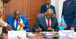 Lire la suite à propos de l’article Défense : la RDC et la RCA signent un accord de coopération militaire 
